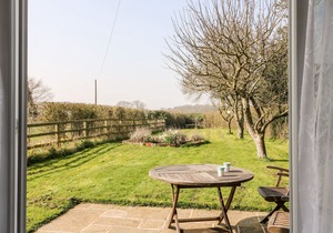 THE STUDIO, pet friendly, country holiday cottage in Stamford Bridge
