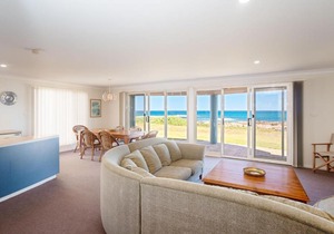 'The Whale Watcher', 1/6 Birubi Lane - waterfront unit with stunning views, level access