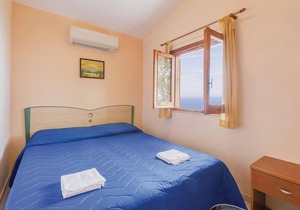 This modern bungalow belongs to a vacation home complex directly above the sea, with a unique panora