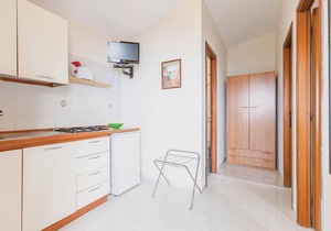 This modern bungalow belongs to a vacation home complex directly above the sea, with a unique panora