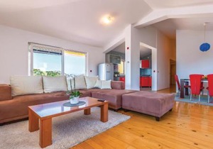 Three-Bedroom Apartment In Rogotin