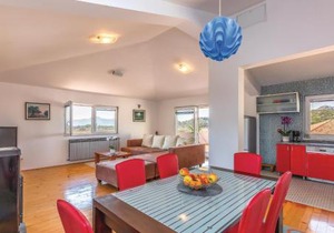 Three-Bedroom Apartment In Rogotin