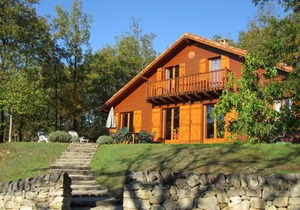 Tidy chalet in the woods of the beautiful Dordogne