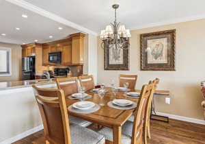 Top Floor Condo. Beautiful Ocean Views. Great Mid-Island Location