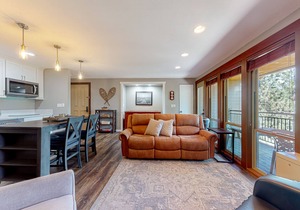 Top-floor, mountain-view gem by Mt. Bachelor with pools, ice skating & hot tubs