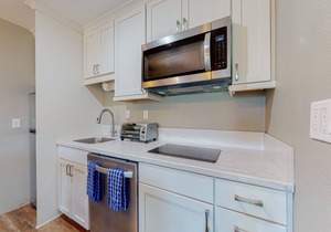 Top-floor, mountain-view gem by Mt. Bachelor with pools, ice skating & hot tubs