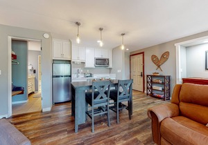 Top-floor, mountain-view gem by Mt. Bachelor with pools, ice skating & hot tubs
