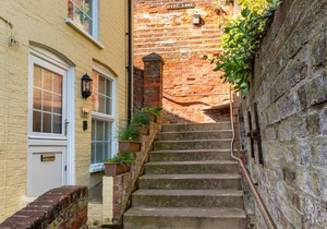 Top Step Cottage - Two Bedroom House, Sleeps 3