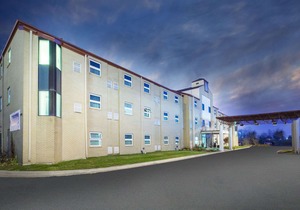 Travelodge by Wyndham Romulus Detroit Airport