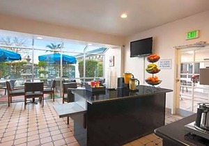 Travelodge by Wyndham Bakersfield