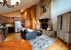 Treehouse A - A Suite Getaway for Two