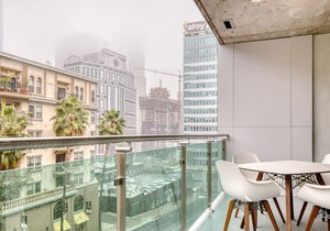 Trendy Downtown 1BR w/Pool, Gym & W/D near Staples Center, by Blueground