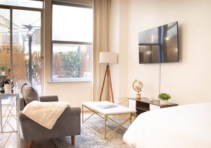 Trendy Loft with Private Patio in the Central Area of DTLA