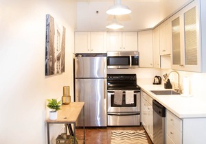 Trendy Loft with Private Patio in the Central Area of DTLA