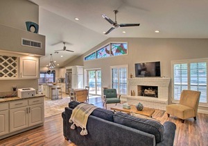 Trendy Phoenix Home with Pool - Walk to Lookout Mtn!