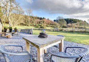 Ty Menai - Two Bedroom House, Sleeps 4