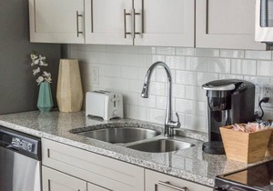 UNBELIEVABLE CITY VIEWS IN UPTOWN HIGH-RISE STUDIO