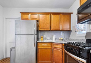 Unique 1BR with Deck and Parking 4 blocks to Beach