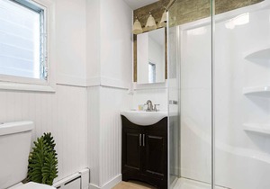 Unique 1BR with Deck and Parking 4 blocks to Beach