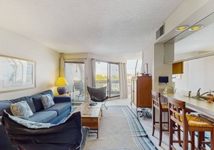 Unique condo w/bay view, balcony & spiral staircase - great location