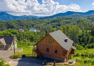 Unobstructed Views, Luxury 4BR Cabin.