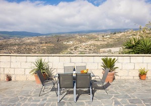 Very quiet location, with pool and large terrace, free WIFI