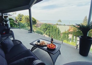 Views on Vista: Amazing views overlooking the bay and out through the headlands.