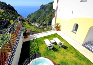 Villa Clarice E, fully refundable with voucher*: An elegant and modern studio apartment in a quiet position, located on a hillside above the sea, with Free WI-FI.
