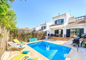 Villa Eirado is a delightful three bedroom villa located in the Varandas do Lago resort in the Algarve. Varandas do Lago lies between Vale do Lobo and Quinta do Lago.