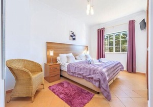 Villa Eirado is a delightful three bedroom villa located in the Varandas do Lago resort in the Algarve. Varandas do Lago lies between Vale do Lobo and Quinta do Lago.