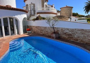 Villa Empuriabrava on main canal with 13 m private mooring, private pool, air con in all rooms, non-smoking
