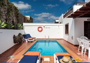 Villa Julianne 3: Heated Private Pool, Walk to Beach, A/C, WiFi