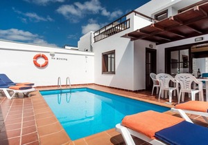 Villa Julianne 3: Heated Private Pool, Walk to Beach, A/C, WiFi