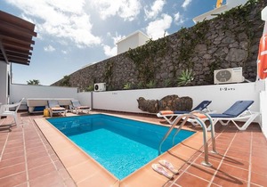 Villa Julianne 3: Heated Private Pool, Walk to Beach, A/C, WiFi