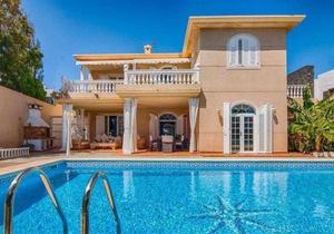 Villa La Concha Beachfront Heated Pool