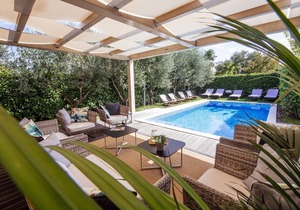 Villa Mirakul, Stylish and Elegant One-Bedroom Apartment with Balcony