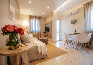 Villa Mirakul, Stylish and Elegant One-Bedroom Apartment with Balcony