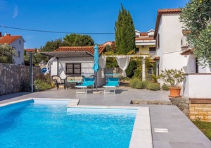 Villa mit Pool und Grill