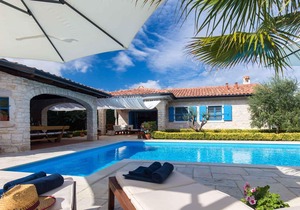 Villa with outdoor pool and air conditioning