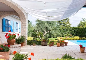 Villa with outdoor pool and air conditioning