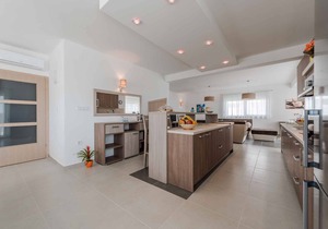 Villa with pool and air conditioning