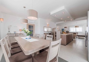 Villa with pool and air conditioning