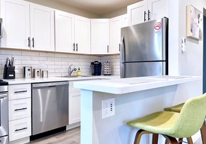 Walk Downtown Work Here Fast WiFi Parking King Bed New Kitchen