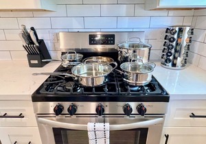 Walk Downtown Work Here Fast WiFi Parking King Bed New Kitchen