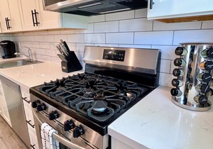 Walk Downtown Work Here Fast WiFi Parking King Bed New Kitchen