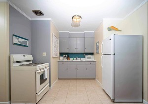 Walk To Beaches, Main Street, and Harbor. 1BR Cottage. Quiet Area. Captain Gosnold Village 16A