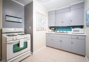 Walk To Beaches, Main Street, and Harbor. 1BR Cottage. Quiet Area. Captain Gosnold Village 16A