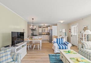 Walk To Beaches, Main Street, and Harbor. 1BR Cottage. Quiet Area. Captain Gosnold Village 18A