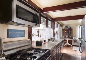 Walk To Beaches, Main Street, and Harbor. 1BR Cottage. Quiet Area. Captain Gosnold Village 16B