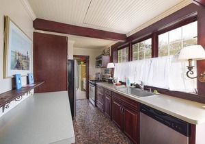 Walk To Beaches, Main Street, and Harbor. 1BR Cottage. Quiet Area. Captain Gosnold Village 16B